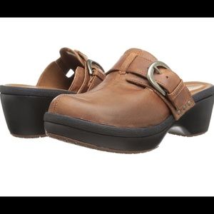 Crocs women's cobbler buckle clogs